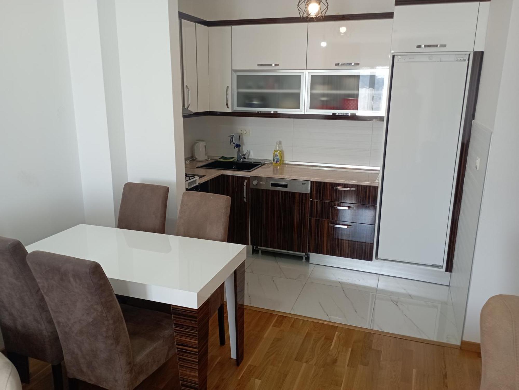 Deniz Manzarali, Bueyuek Markete Yakin Ev Apartment Budva